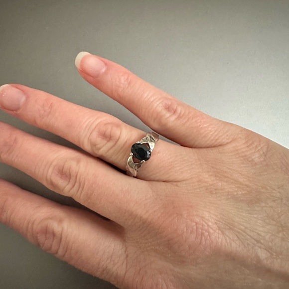 Black onyx faceted stone and silver band ring cathedral and cross design - Picture 4 of 7